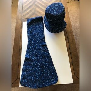 Women’s fleece scarf and matching hat set.
Warm and soft